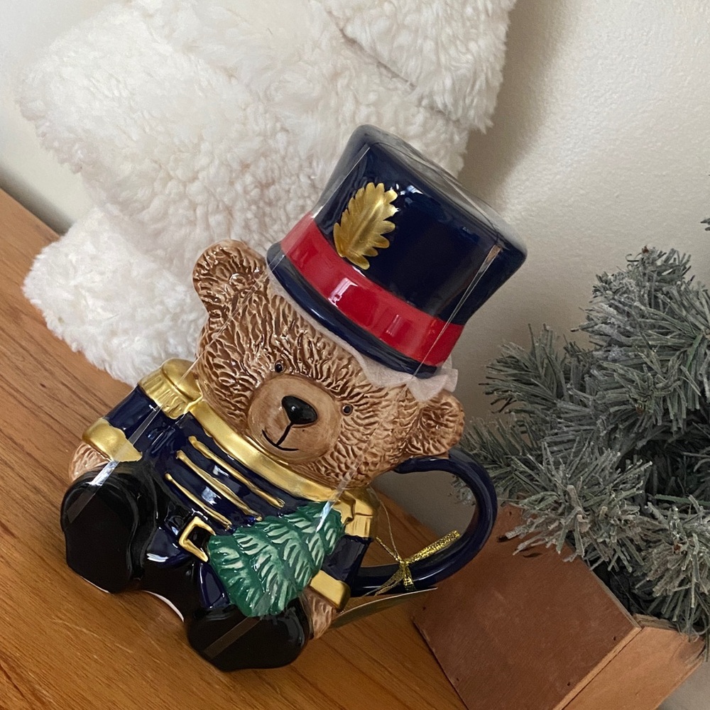 Nutcracker bear mug with top